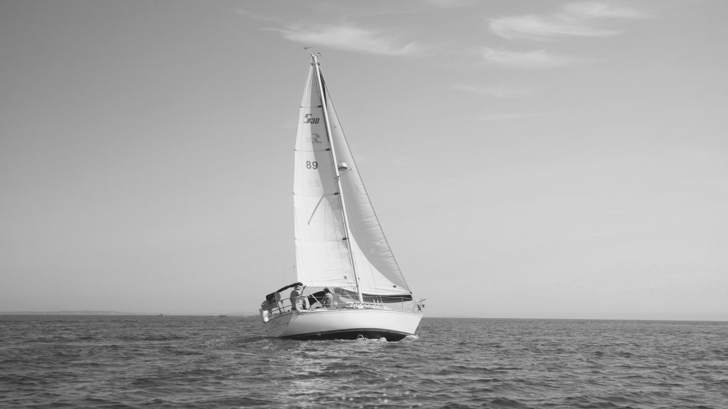 Voilier sur une mer calme, métaphore d’une retraite confortable rendue possible par une planification financière avisée.