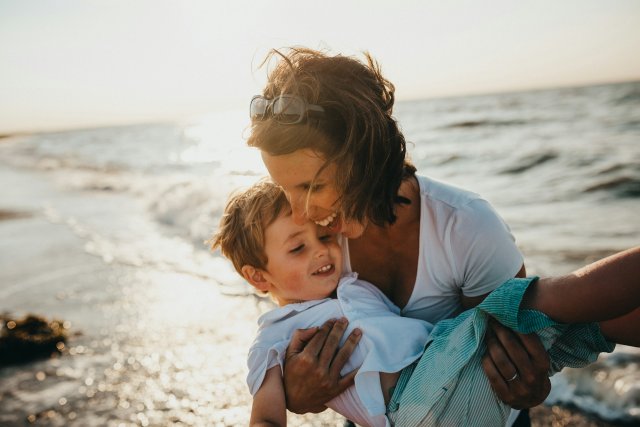 famille mère avec fils vacances